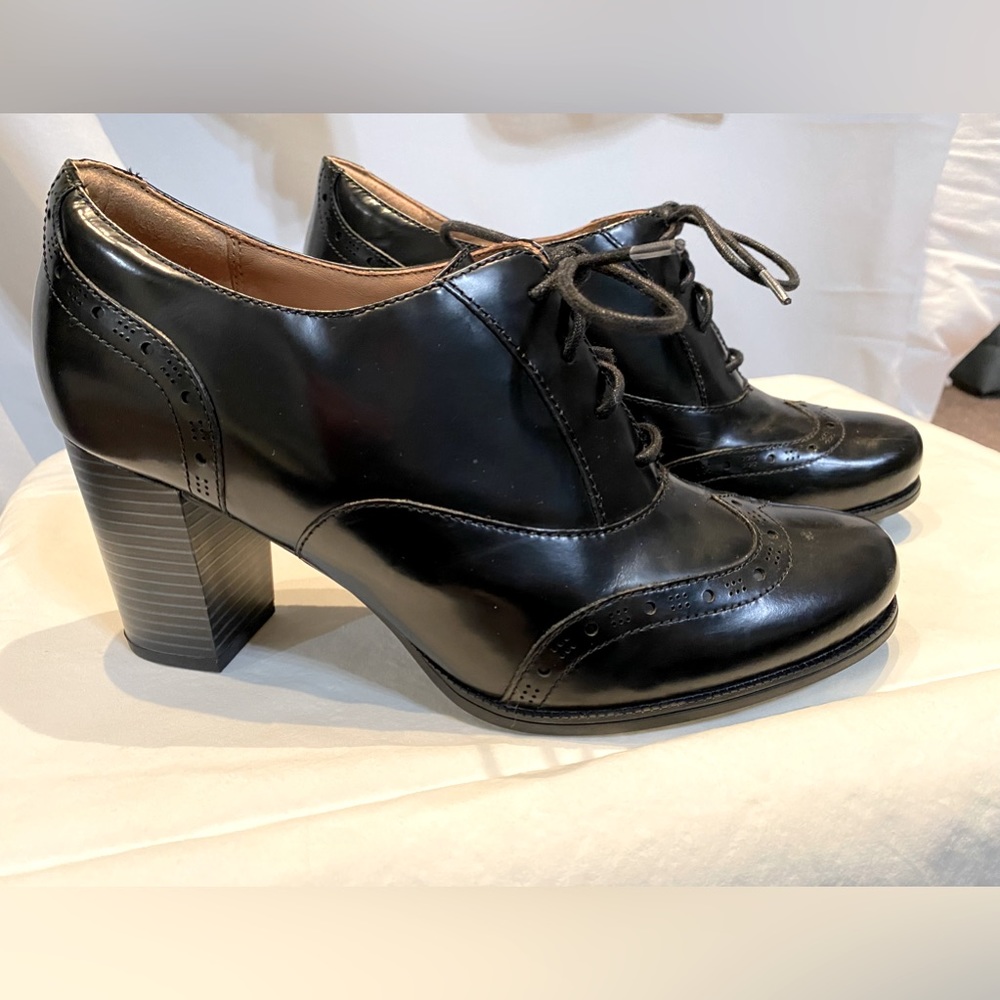 Clarks artisan Black size 9 Oxford heels